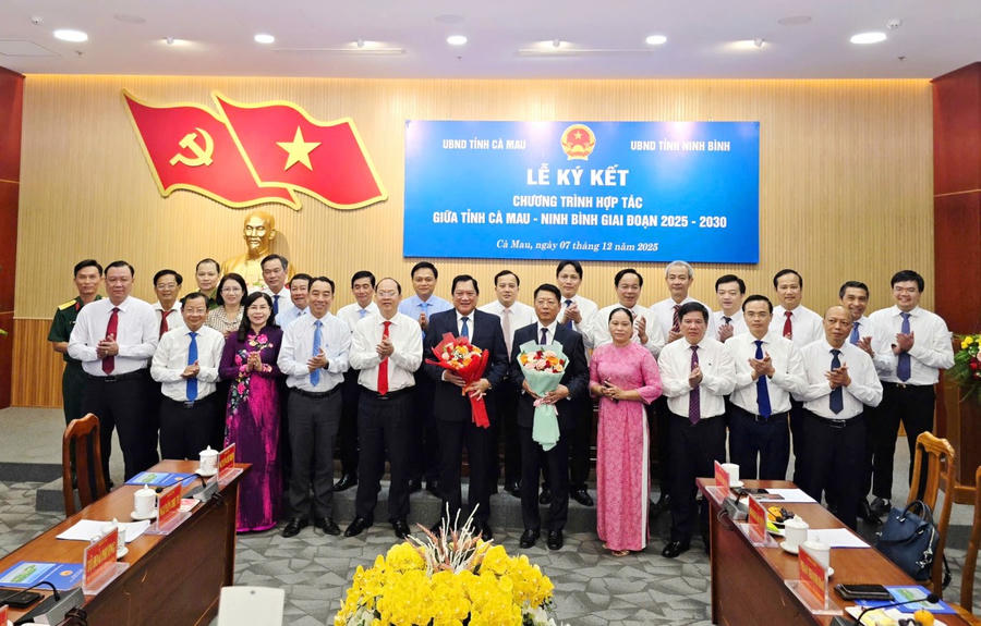 Lãnh đạo hai tỉnh Cà Mau và Ninh Bình chụp ảnh lưu niệm.