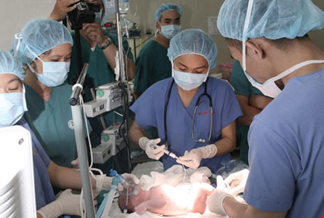 Ca mổ của hơn 40 bác sĩ, kỹ thuật viên 2 bệnh viện phối hợp. (Ảnh bệnh viện cung cấp)