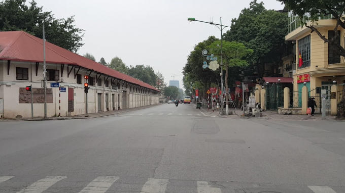 Tại phố Nguyễn Thái Học giao cắt Trịnh Hoài Đức xe Bus vẫn hoạt động bình thường nhưng lượng khách vắng vẻ.