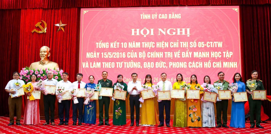 Đồng chí Bế Thanh Tịnh, Chủ tịch HĐND tỉnh, Trưởng Ban Tuyên giáo và Dân vận Tỉnh ủy trao Bằng khen của UBND tỉnh tặng các cá nhân có thành tích xuất sắc, tiêu biểu.