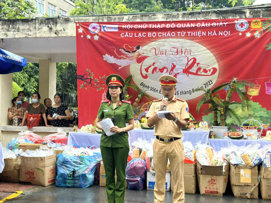 Đưa tết Trung thu đếm sớm với các em thiếu nhi.