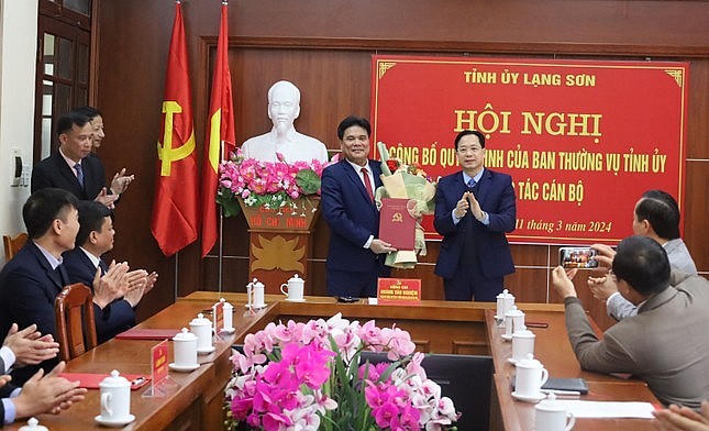 Ông Nguyễn Thanh Sơn (bìa trái) nhận quyết định bổ nhiệm giữ chức Phó ban Nội chính Tỉnh ủy Lạng Sơn.