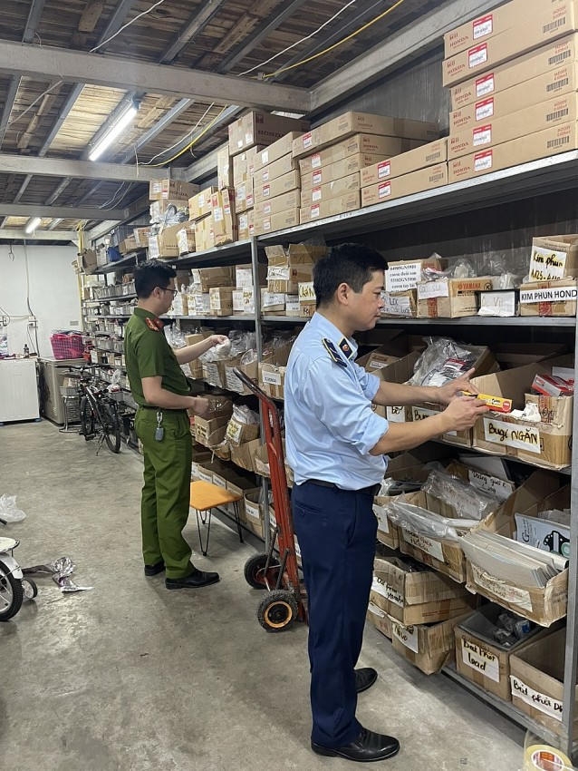 Lực lượng Quản lý thị trường đã tạm giữ gần 400 chiếc vành xe máy không rõ nguồn gốc xuất xứ. Ảnh Vũ Hải.