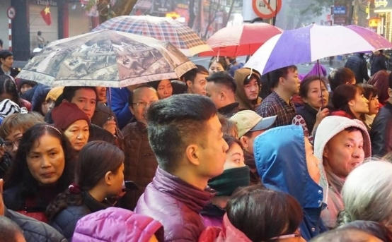 Một người dân xếp hàng mua vàng cho biết: tôi đến đây từ 5h sáng để chờ mua vàng cầu may. “Tôi tranh thủ đi mua càng sớm càng tốt. Tôi quan niệm đi mua vàng để lấy may mắn, năm mới ăn nên làm ra và cũng là để tích cóp thêm tiền bạc”.