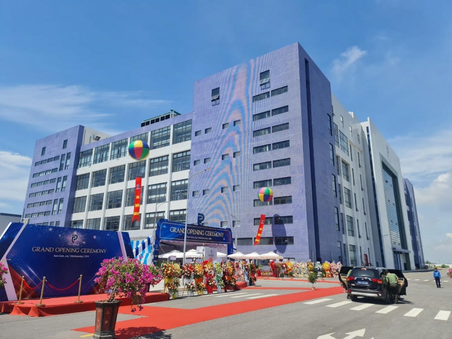 Nhà máy dệt nhuộm Top Textiles cùng các công trình chức năng được xây dựng hiện đại trên diện tích 31,2 ha (ảnh: Duy Hưng)