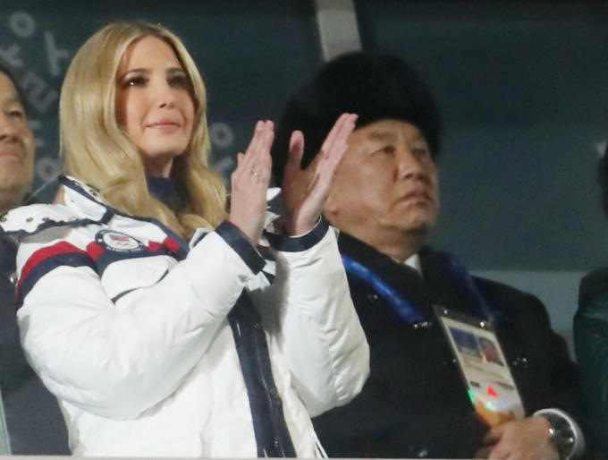 Cố vấn Nhà Trắng Ivanka Trump và trưởng phái đoàn Triều Tiên Kim Yong-chol trong sự kiện bế mạc Olympic.