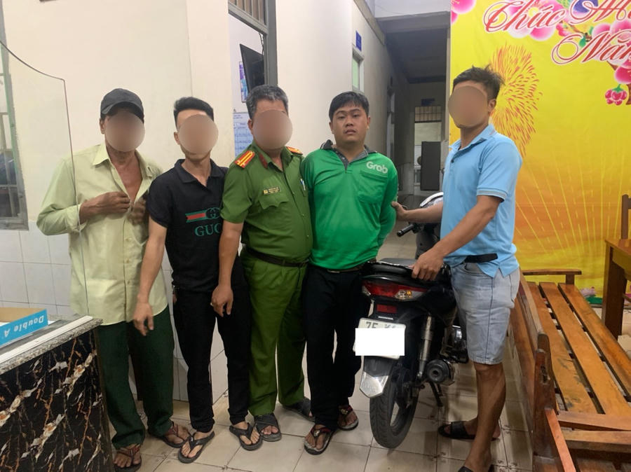 Đối tượng cướp xe máy (áo Grab xanh) bị bắt giữ.