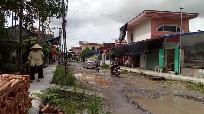 Toàn bộ đoạn đường bị cày xới nham nhở, nước dọng thành vũng sâu