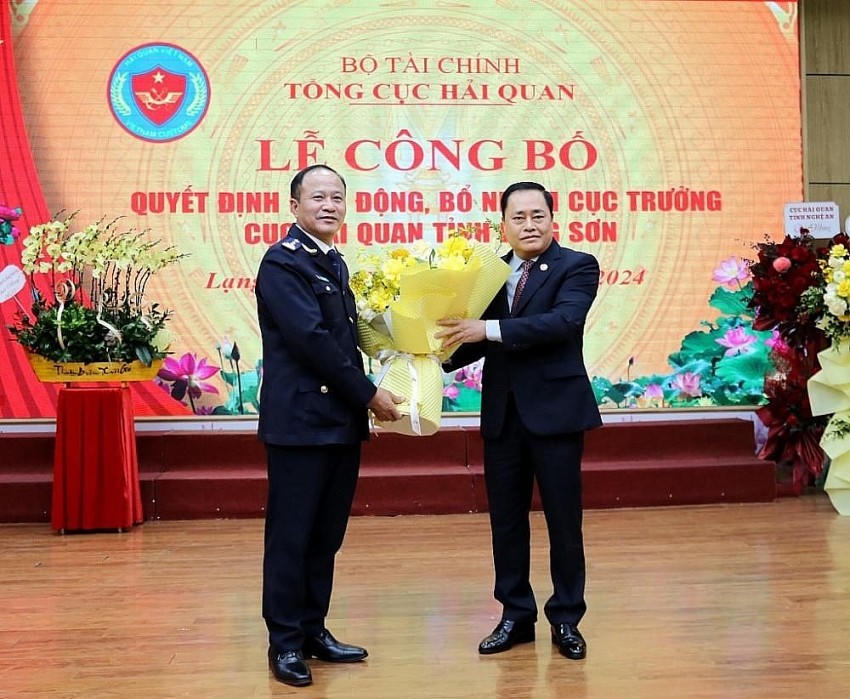 Ông Nguyễn Văn Hoàn (trái) - tân Cục trưởng Hải quan Lạng Sơn.