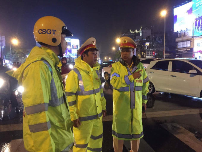 Đại tá Đào Vịnh Thắng trực tiếp chỉ đạo các đơn vị ứng phó với cơn bão số 10.