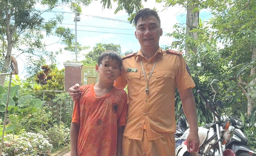 Thượng úy Tạ Quang Quyết cùng cháu M.