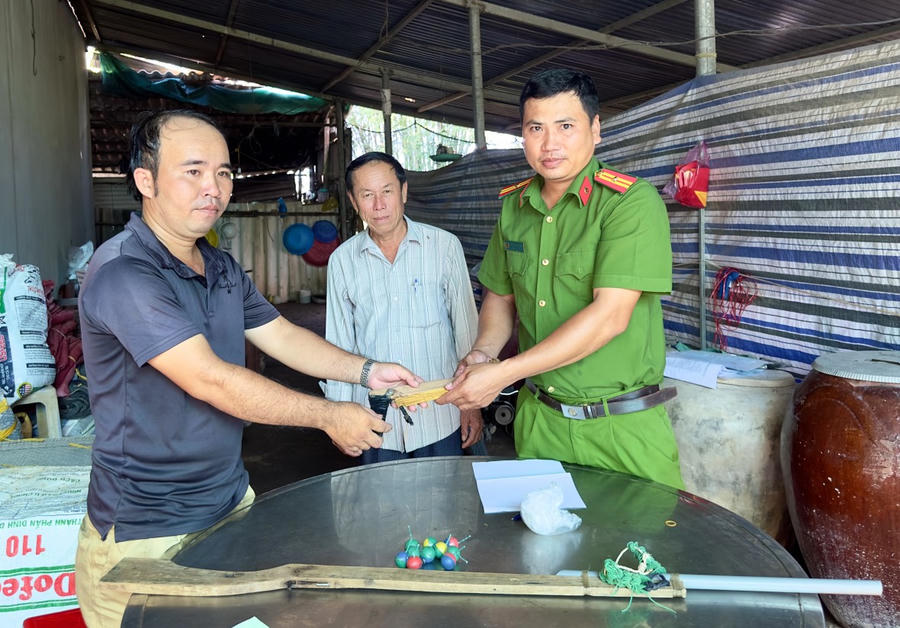 Anh Phan Văn Tính (ngụ ấp Nhà Dài A, xã Châu Hưng A), đã được Công an xã xã Châu Hưng A, tuyên truyền và tự nguyện giao nộp 2 khẩu súng tự chế cho cơ quan chức năng theo quy định.