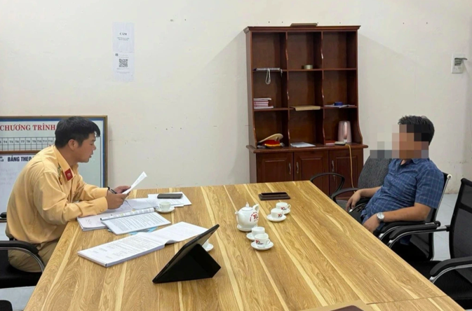 Tài xế S. tại cơ quan công an (Ảnh: Cục CSGT).