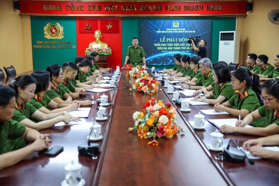 CATP và Công an các quận, huyện, thị xã đồng loạt tổ chức Lễ phát động triển khai Luật Căn cước năm 2023.