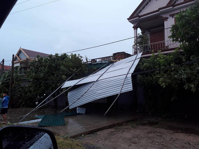 B&atilde;o qu&eacute;t qua, c&acirc;y đổ ngổn ngang, nhiều đường bị ngập