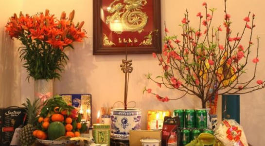 Thủ tục lau dọn ban thờ trước Tết cần được hiểu đúng và làm đầy đủ để có được một năm mới thuận hòa . Ảnh minh họa.