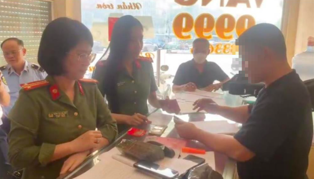 Các đơn vị chức năng kiểm tra một cơ sở kinh doanh vàng bạc phát hiện có sai phạm. Ảnh Bộ Công an