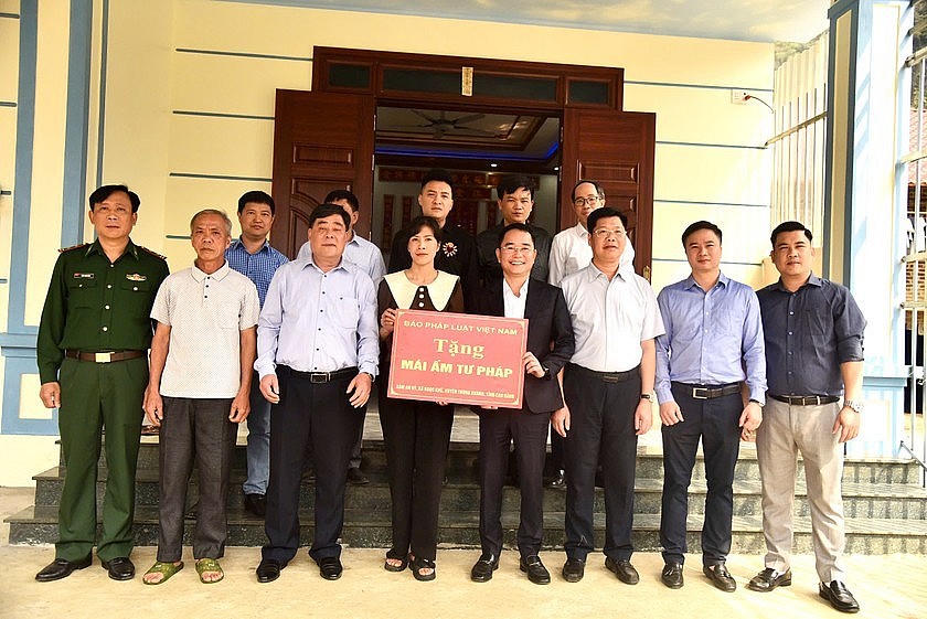 Đoàn công tác và gia đình chị Chuyên chụp ảnh lưu niệm tại ngôi nhà. (Ảnh : Thanh Tùng)