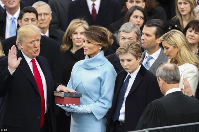 Donald Trump tuyên thệ nhậm chức, trở thành tổng thống thứ 45 của nước Mỹ. (Ảnh: AP)