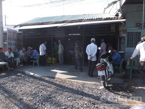 Tiệm sửa xe nơi vợ chồng anh Ba bị truy sát. (Ảnh: báo Công an TP HCM)