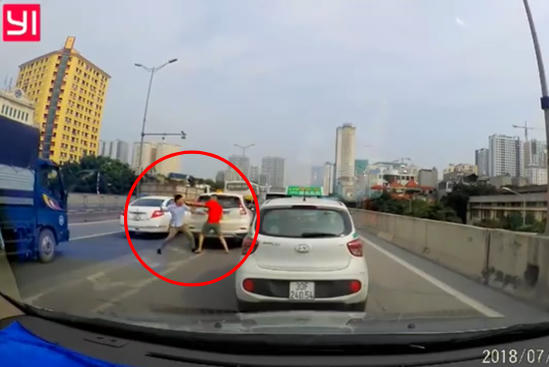 Hà Nội: Sau va chạm giao thông nhẹ, 2 tài xế lập tức lao vào giao đấu mà không nói một lời