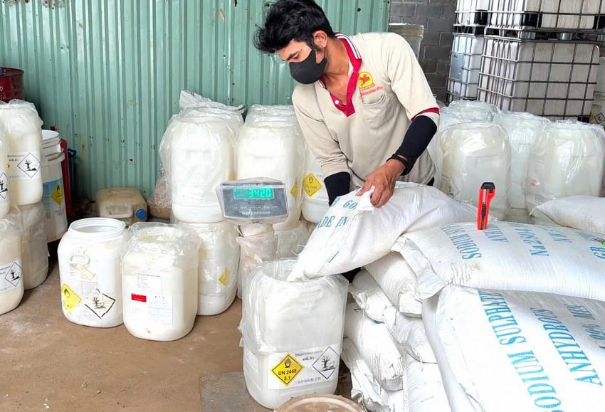 Nhân viên đóng gói sản phẩm từ các nguyên liệu có nguồn gốc xuất xứ Trung Quốc