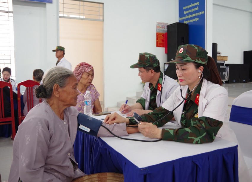 Lực lượng Y, bác sĩ Quân y khám bệnh, tư vấn sức khỏe và cấp thuốc cho người dân