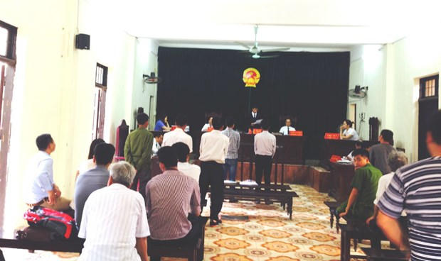 Quang cảnh phiên tòa sơ thẩm tại TAND huyện Hoài Đức.