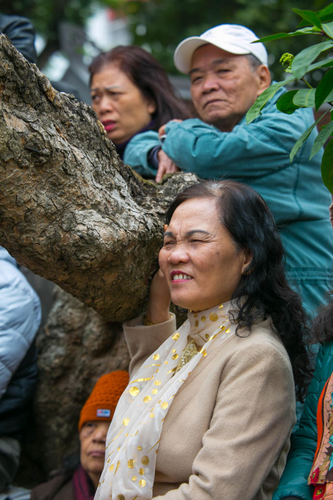 Các gốc cây ngoài sân cũng hết chỗ đứng vì ai cũng muốn được nghe và xem các thần tượng thơ của mình.