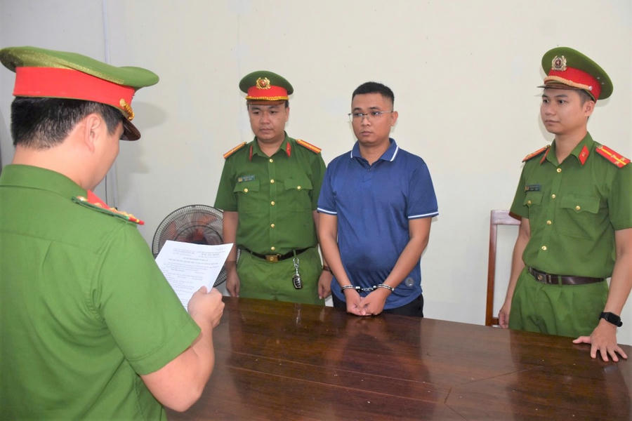 Tống đạt quyết định bắt tạm giam Phan Như Anh Quốc.