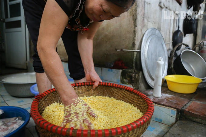 Là làng nghề đã có lâu năm nên ở đây từ cụ già tới trẻ nhỏ đều thành thạo với việc làm bánh chưng. Tùy theo từng độ tuổi mà được phân công những công việc cụ thể.