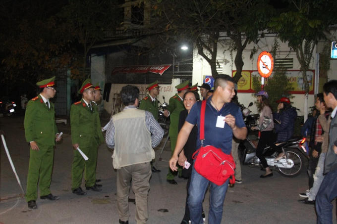 Lực lượng cảnh sát kiểm soát dòng người về khu vực chính khu làm Lễ Khai Ấn