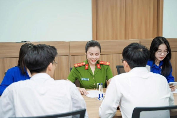 Đoàn viên thanh niên tỉnh Quảng Ninh tích cực tham gia hướng dân người dân thực hiện các thủ tục hành chính.