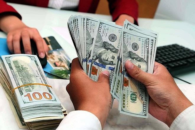 Mỗi cá nhân được mang không quá 5.000 USD hoặc 15 triệu đồng Việt Nam khi xuất nhập cảnh ra nước ngoài