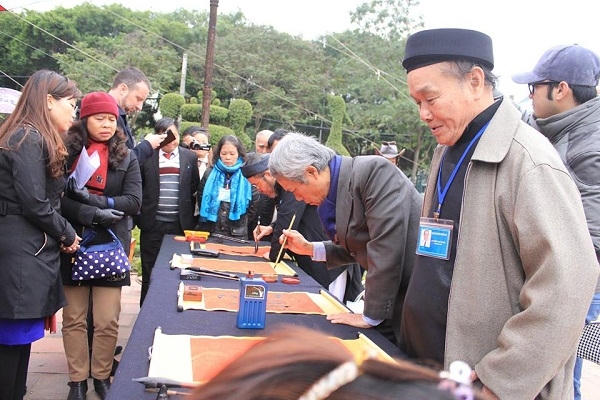 Xin chữ là một nét đẹp văn hóa đầu xuân của người Việt (Ảnh: Như Trường).