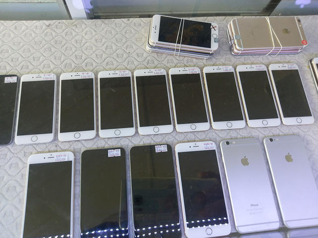 Dân buôn được dịp xả hàng rầm rộ iPhone khóa mạng nhờ loại