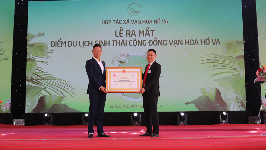Ông Trương Quang Hải, Giám đốc Sở Văn hóa - Thể thao và Du lịch tỉnh Bắc Giang trao Công nhận điểm du lịch Vạn Hoa Hồ Va.