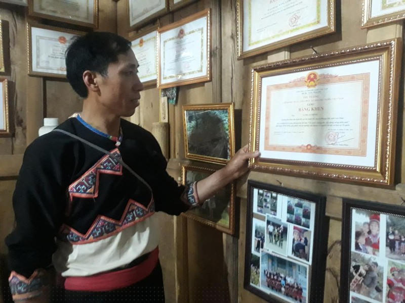 Anh Vàng A Chỉnh tự hào khoe tấm Bằng khen của Chính phủ nước CHXHCN Việt Nam trao tặng vì đã có thành tích trong phong trào thi đua “Cả nước chung sức xây dựng nông thôn mới”.