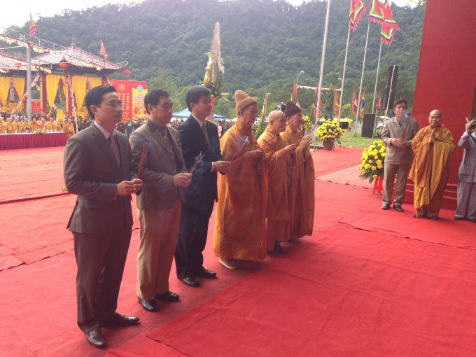 Các đại biểu cung kính dâng hương tại Lễ hội hoằng pháp toàn quốc năm 2015 và Kỷ niệm 707 năm ngày Phật hoàng Trần Nhân Tông nhập Niết Bàn.