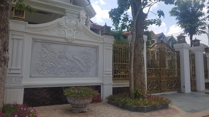 Bức phù điêu trang trí ngay cổng ra vào chính của khu biệt thự