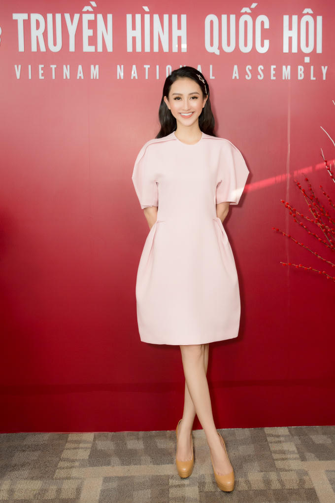 Mất passport 1 ng&agrave;y trước khi l&ecirc;n đường, H&agrave; Thu vẫn rạng rỡ đi ghi h&igrave;nh talkshow truyền h&igrave;nh