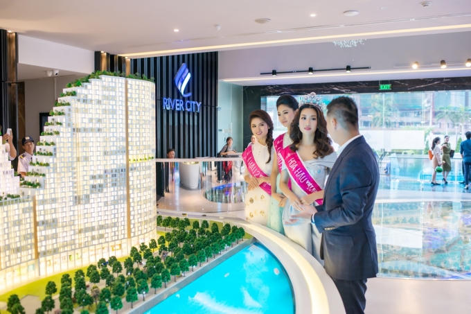 Hoa hậu Đỗ Mỹ Linh thích thú với không gian sống đẳng cấp bên trong căn hộ.