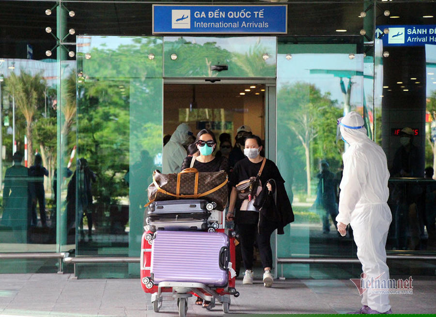 Thủ tướng: Ph&ograve;ng chống dịch ph&ugrave; hợp khi &aacute;p dụng 'hộ chiếu vắc xin'