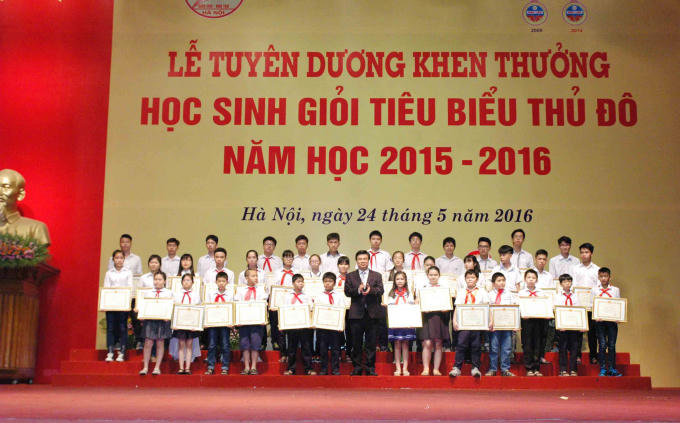 Giám đốc Sở GD&amp;ĐT Hà Nội Nguyễn Hữu Độ khen thưởng học sinh giỏi tiêu biểu Thủ đô năm học 2015-2016.