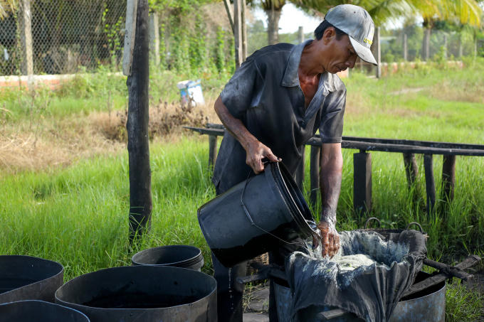 Vượt 200km, Hoa hậu Hằng Nguyễn xúc động khi hội ngộ “nghệ nhân” Lãnh Mỹ A