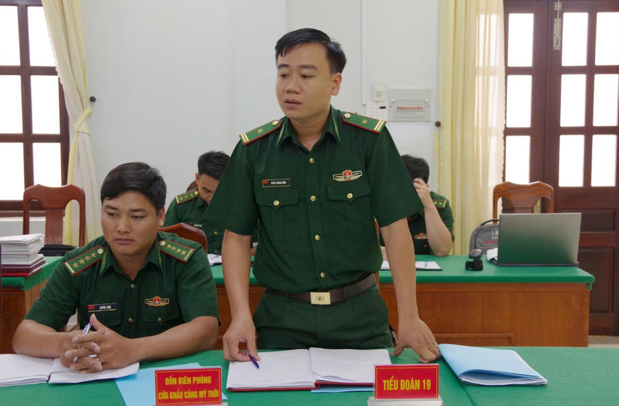 Thiếu tá Đoàn Thanh Bình - Chính trị viên Tiểu đoàn Huấn luyện - Cơ động phát biểu tham luận về tình hình huấn luyện chiến sĩ mới