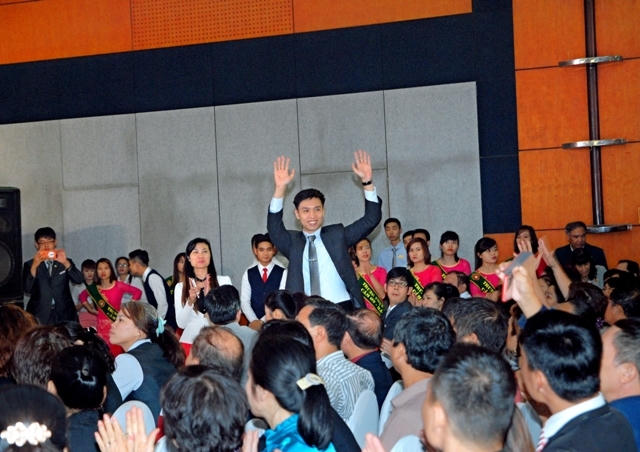 Các chuyên viên kinh doanh rất hứng khởi xung quanh lễ ký kết này.