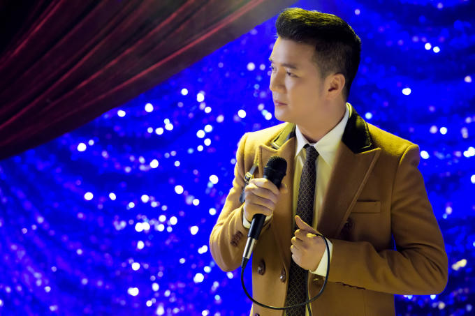 Đàm Vĩnh Hưng đầy cảm xúc khi hát nhạc xưa.