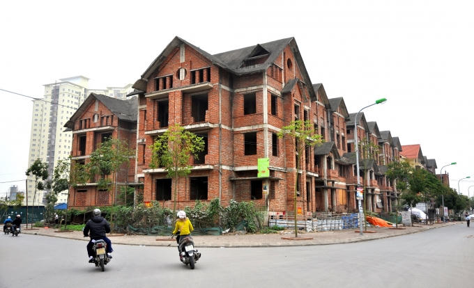 Kh&ocirc;ng chỉ Trung Văn, hiện ở H&agrave; Nội vẫn c&oacute; kh&aacute; nhiều khu biệt thự bỏ hoang, được người d&acirc;n tận dụng trồng rau v&agrave; chăn nu&ocirc;i.