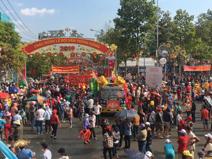 Người d&acirc;n sẽ được ph&aacute;t nhang, thức ăn, khăn lạnh, n&oacute;n...,miễn ph&iacute; khi tới tham dự lễ hội (Ảnh: H&agrave; Bắc)